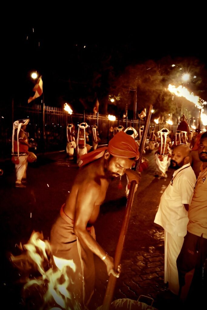 La plus belle larme de Bouddha/www.aufildeslieux.fr/ Le brasier pour allumer les torches de la procession - Photo © K.HIBBS