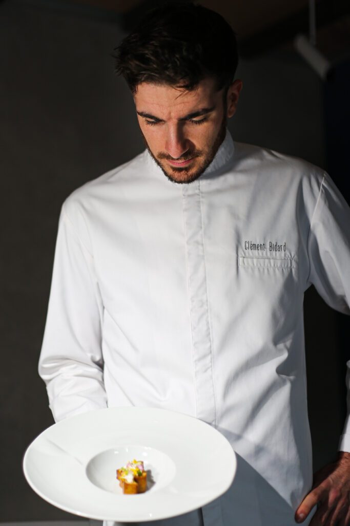La Dombes aux mille étangs/www.aufildeslieux.fr/ Le jeune chef Clément Bidard © Photo Tom Fournie