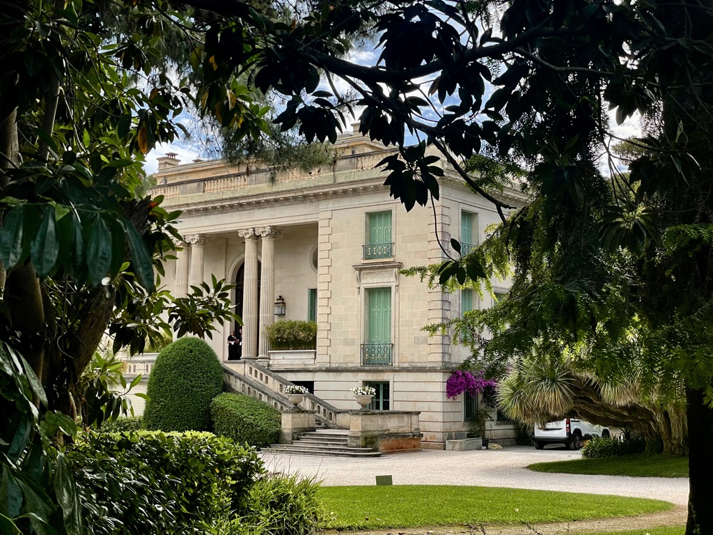  Un été indien à Antibes-Juan-Les-Pins/www.aufildeslieux.fr/La villa Eilenroc vue du parc © K.HIBBS