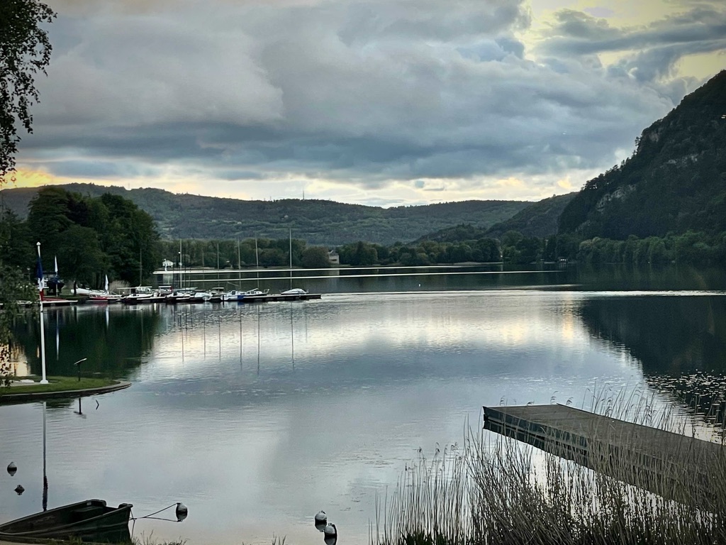  Partir à la découverte des lacs du Haut Bugey/www.aufildeslieux.fr/ Ponton du lac de Nantua au crépuscule © K.HIBBS