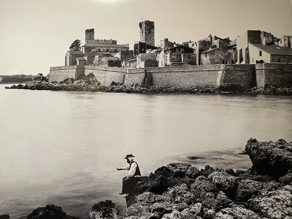 Un été indien à Antibes-Juan-Les-Pins/www.aufildeslieux.fr/ Pêcheur avec vue sur les remparts du vieil Antibes © DR