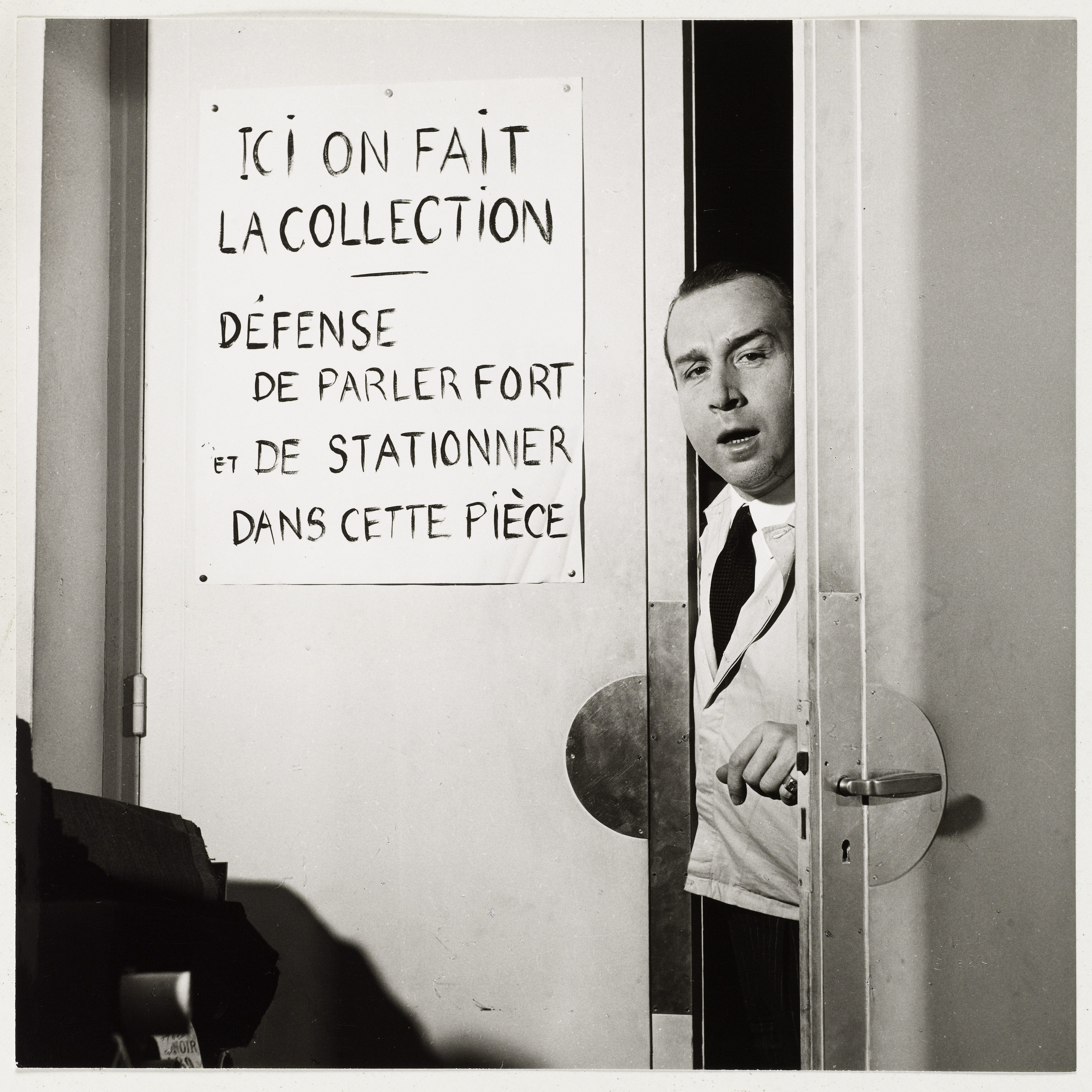 Antonio Castillo pseudonyme de Canovas del Castillo del Rey (1908-1984). Couturier. Dessinateur chez Chanel, R. Piguet et Paquin, puis directeur artistique de la maison Jeanne Lanvin à Paris jusqu'en 1962. Ouvre sa propre maison de couture en 1964. En pied, dans l'embrasure d'une porte, chez Lanvin