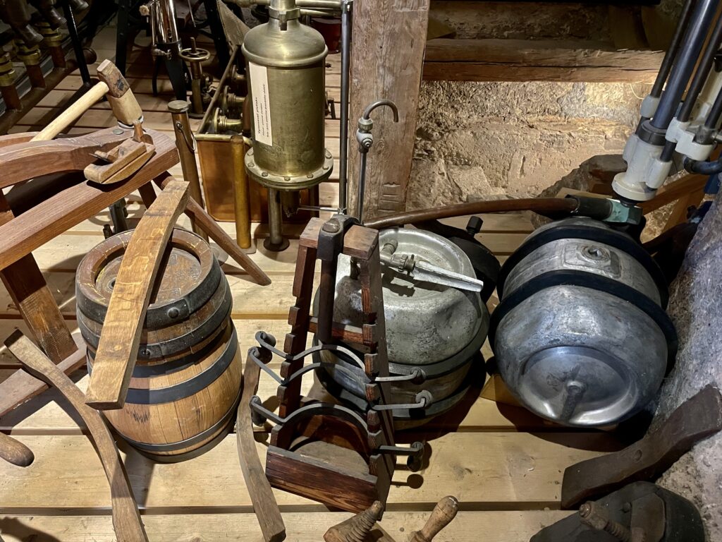  Les secrets de la bière tchèque/www.aufildeslieux.fr/Vieux outils exposés au musée de Břevnov- Photo © K.HIBBS