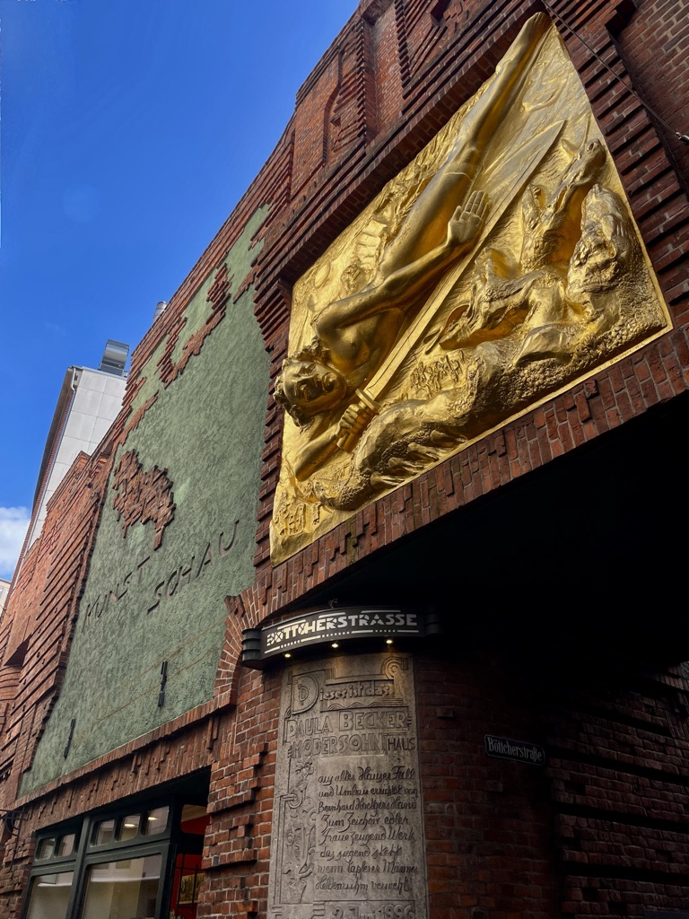 De Brême à Leer en Basse Saxe/www.aufildeslieux.fr/Bas-relief Le porteur de lumière de Bernhard Hoetger © K.HIBBS