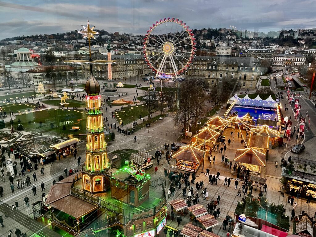 Rêver de Noël à Stuttgart et Fribourg/aufildeslieux.fr/ La grande roue du marché de Noël à Stuttgart © K.HIBBS