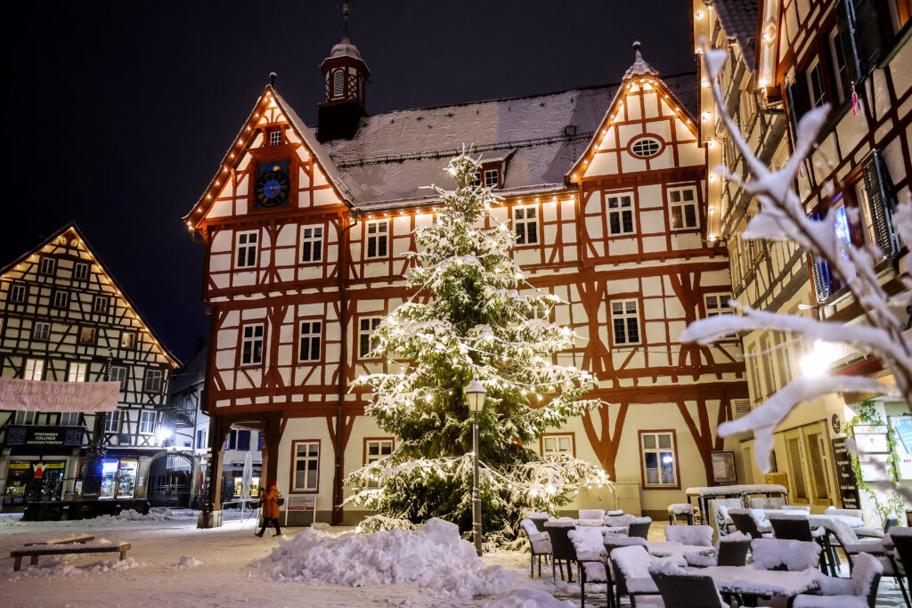 Rêver de Noël à Stuttgart et Fribourg/ aufildeslieux.fr/ Illuminations de Noël à Bad-Urach © Badurach Tourism