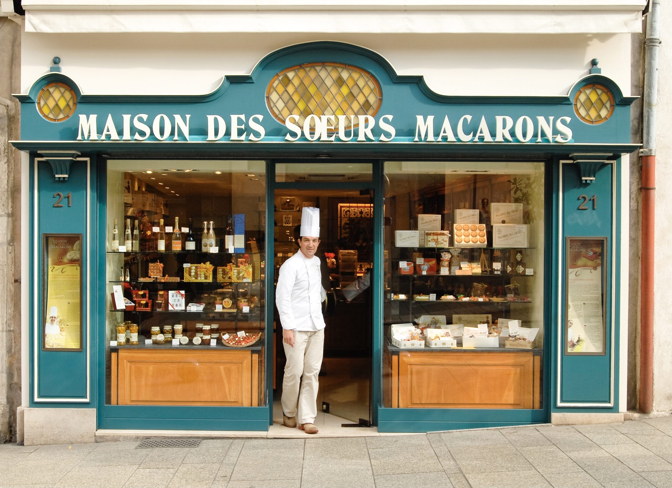 Les Passions Sucrées de Nancy/ aufildeslieux/Nicolas Genot devant sa boutique © DR
