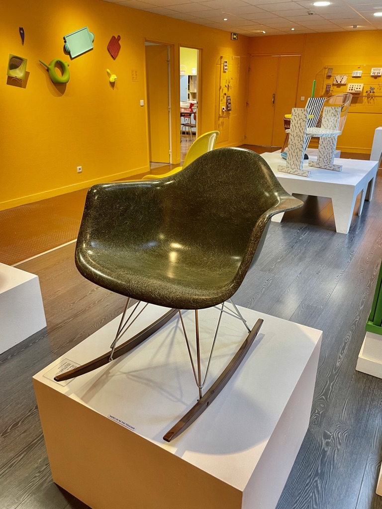  Le Musée du Peigne et de la Plasturgie d'Oyonnax/www.aufildeslieux.fr/ Fauteuil en résine de polyester RAR rocking armchair rod de Charles et Ray Eames-Photo © K.HIBBS