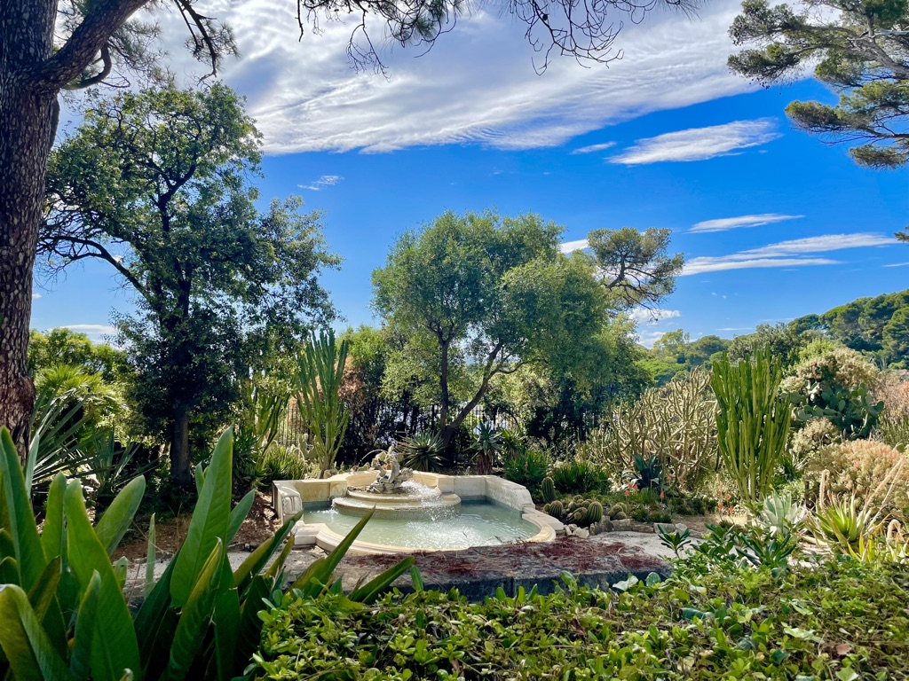  Un été indien à Antibes-Juan-Les-Pins/www.aufildeslieux.fr/Petit bassin dans les jardins Eilenroc © K.HIBBS