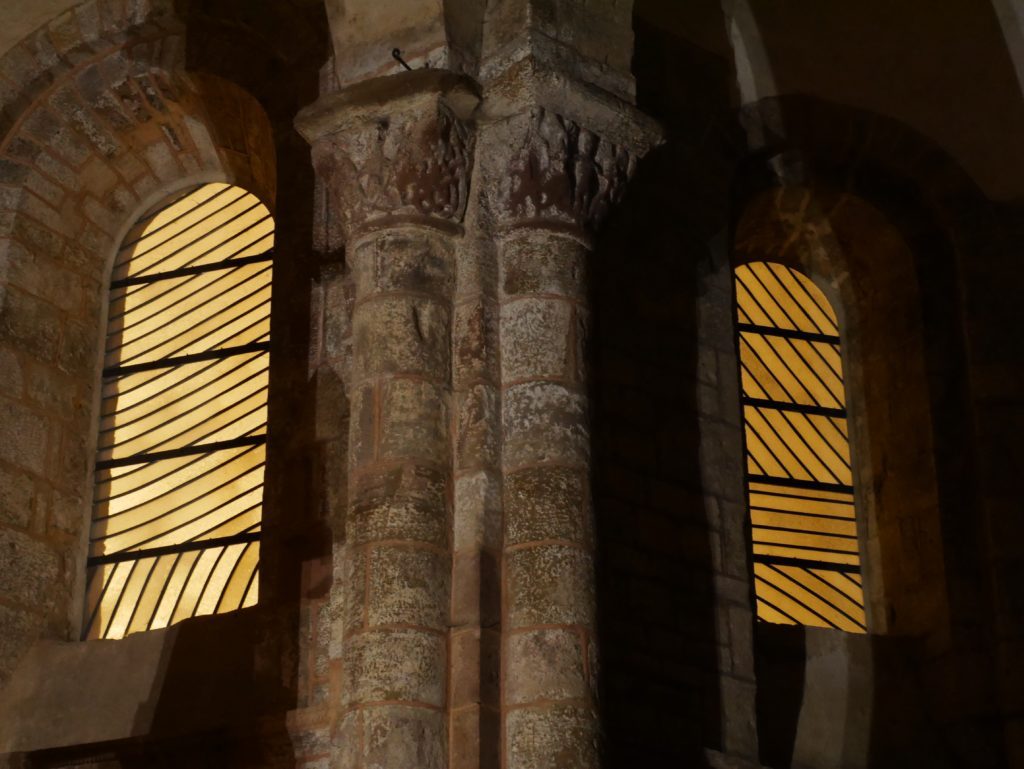 Soulages, le Maître de l'Outrenoir/aufildeslieux.fr/ Vitraux de Soulages dans l'église Ste Foix de Conques © K.Hibbs