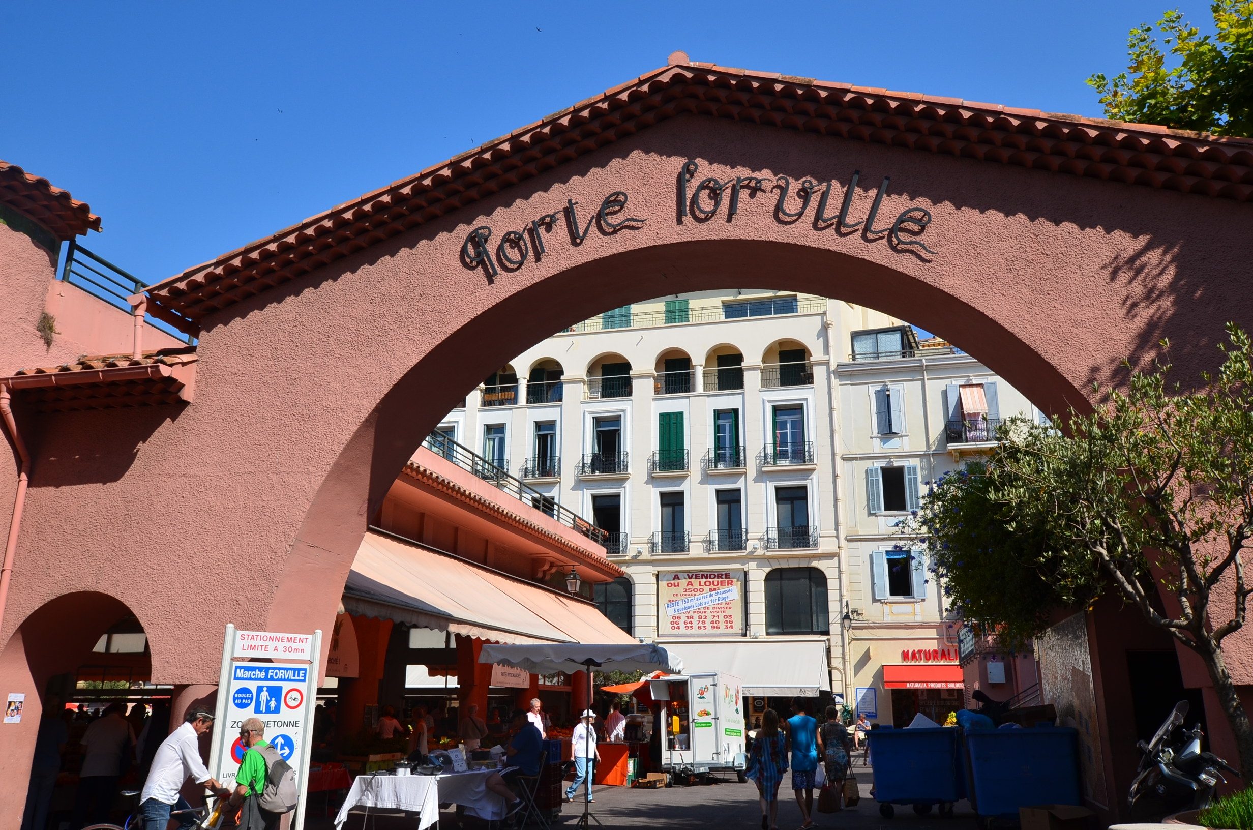 Cannes et l'archipel de Lérins: porte du marché Forville de Cannes: aufildeslieux.fr©K.HIBBSPorte Foreville