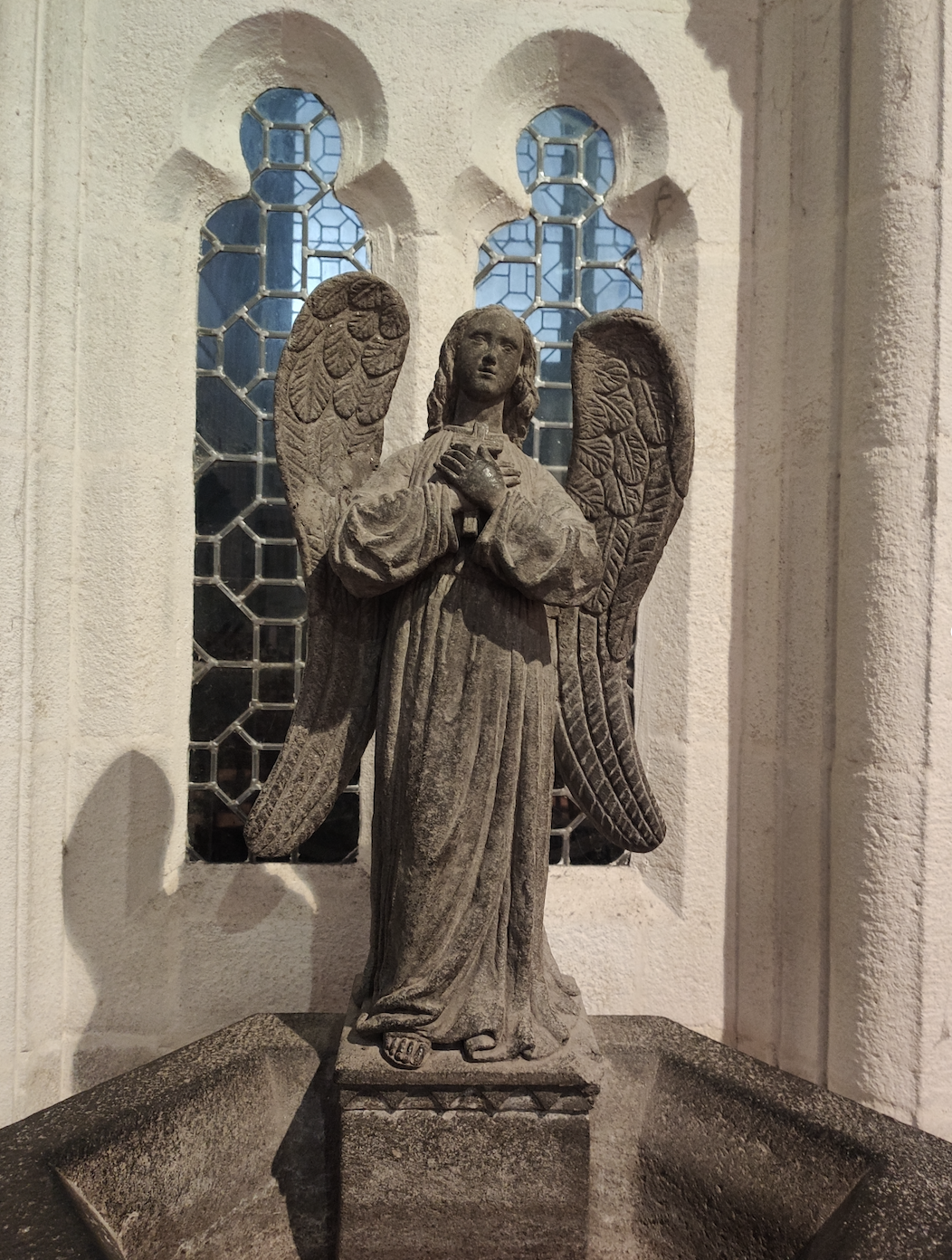 5 bonnes raisons de découvrir le Finistère/aufildeslieux.fr/ Une statuette en granite dans la cathédrale St Corentin© K.Hibbs