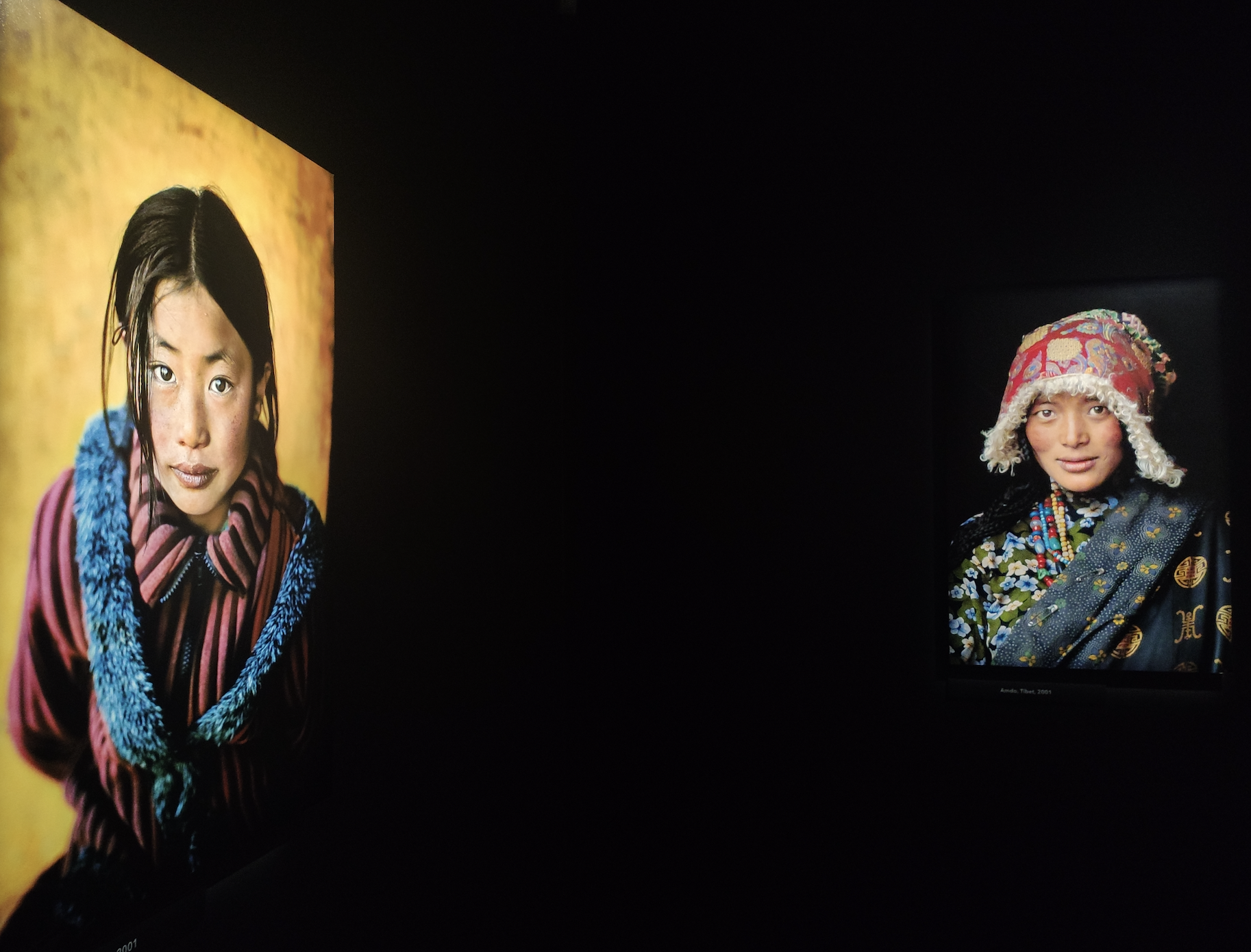 Le Monde de Steve McCurry/aufildeslieux.fr/ Vue d'ensemble-Xigaze,Tibet 2001© SteveMc Curry- Photo © K.Hibbs