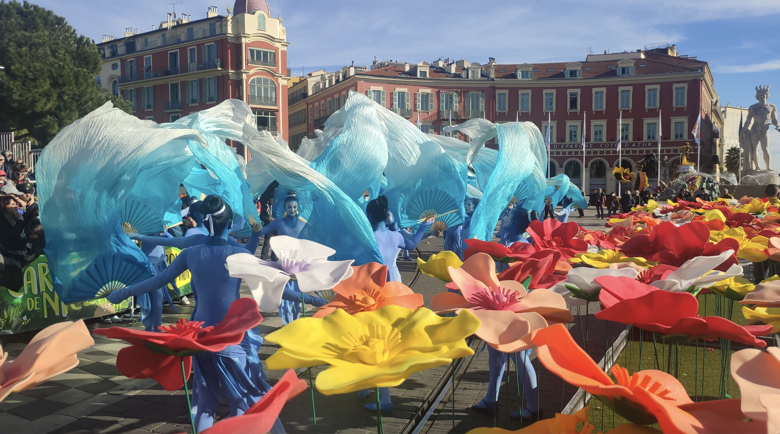 Le Carnaval des retrouvailles à Nice/ aufildeslieux.fr/ Danseuses aux voiles bleus © K.Hibbs