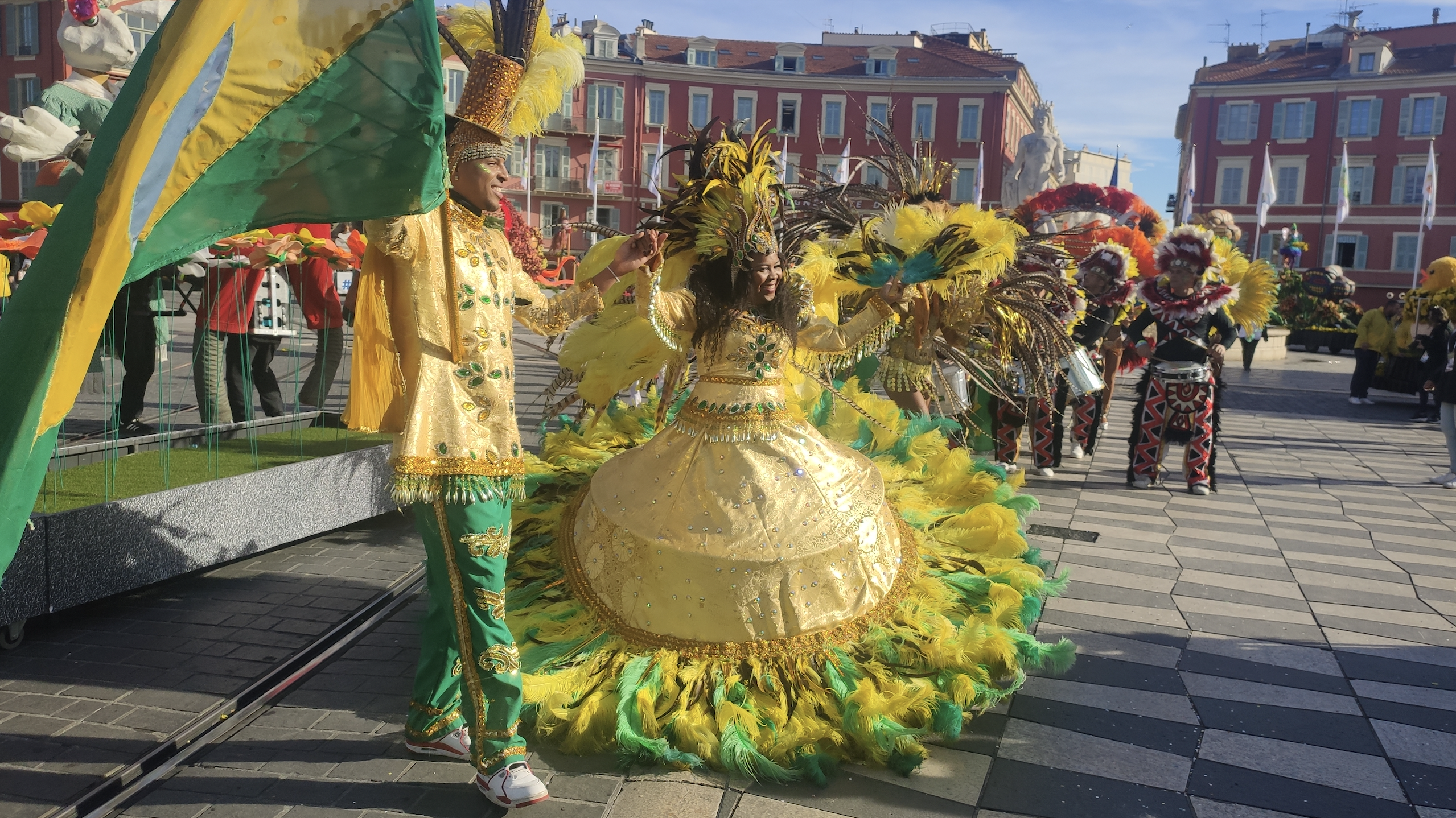 Le Carnaval des retrouvailles à Nice/ aufildeslieux.fr/ Délégation brésilienne durant la bataille des fleurs©K.Hibbs