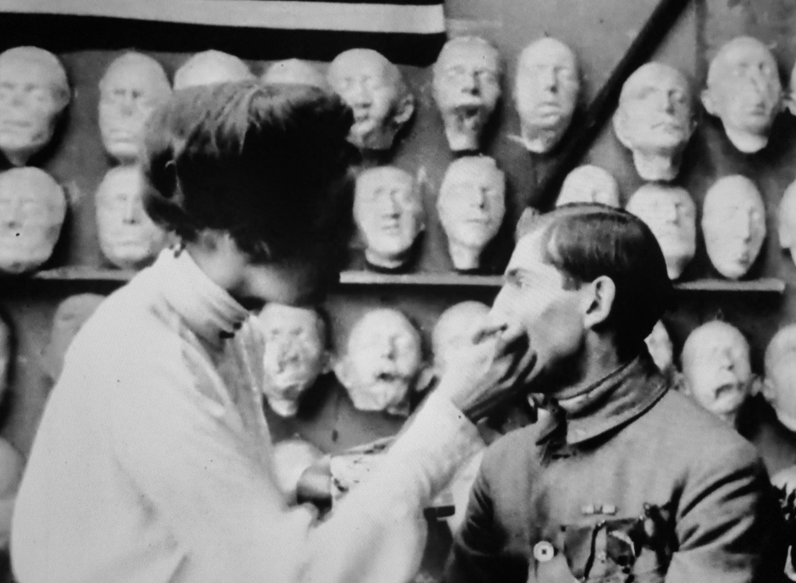  Pionnières, artistes dans le Paris des Années folles/aufildeslieux.fr/ Jane Poupelet sculptant un masque pour une " gueule cassée" © DR