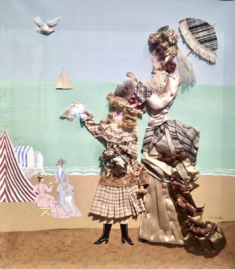  Pionnières, artistes dans le Paris des Années folles/aufildeslieux.fr/ Alice Halocka-Sur la plage à Trouville(1934)Collage,tissus,papier sur carton©photo K.Hibbs