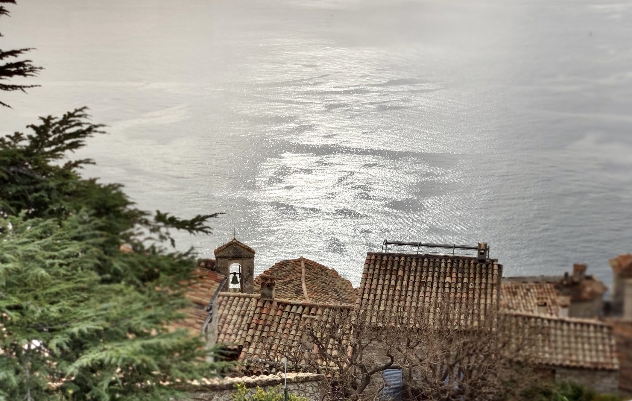 Merveilleux jardins de la Côte d'Azur/ Vue sur la mer Méditerranée et les toits du village d'Eze © K.Hibbs