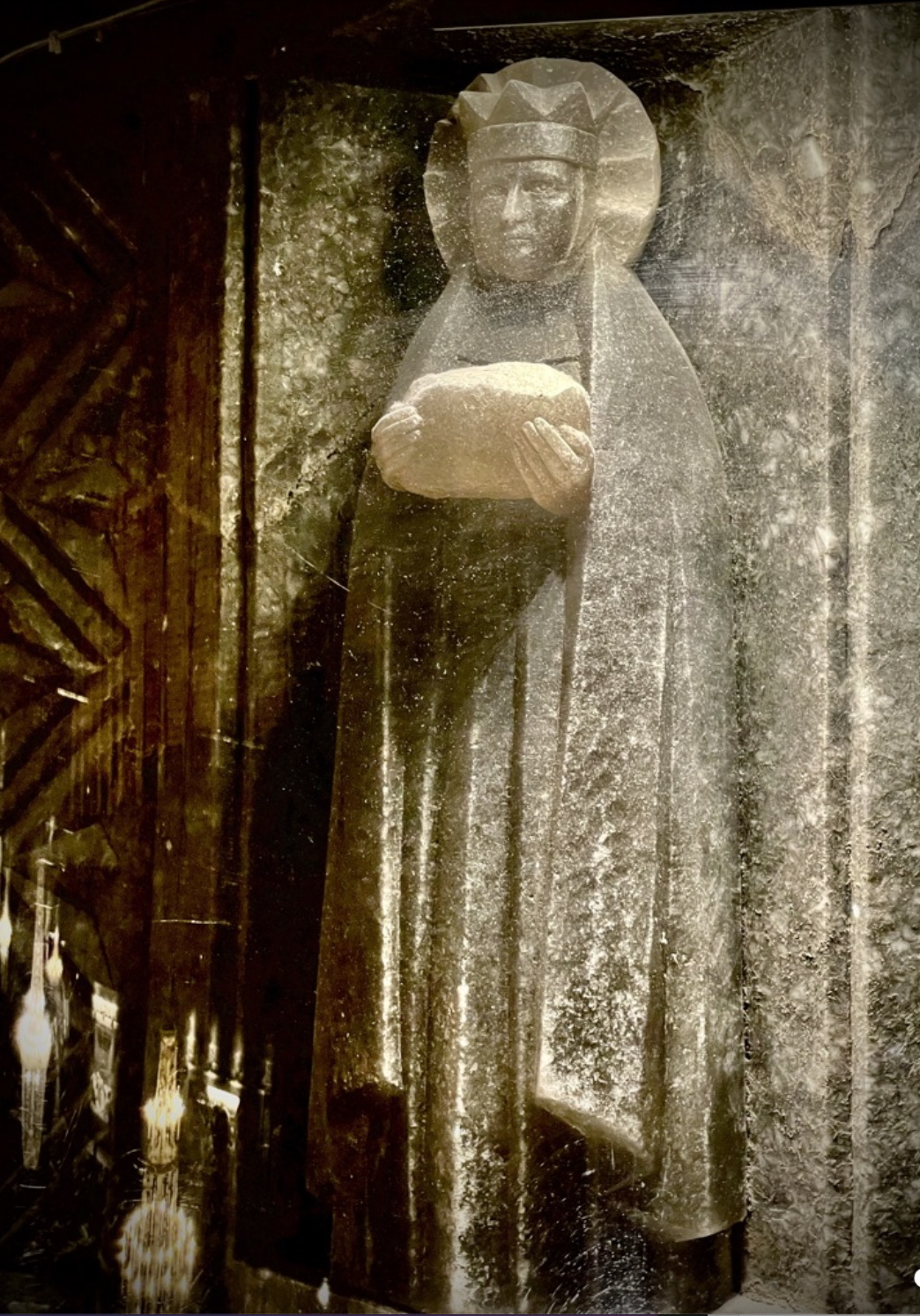 The Wieliczka salt mine, a true journey into the bowels of the earth/www.aufildeslieux.fr/St. Kinga Chapel, fragment of the high altar and salt statue of St. Kinga by Józef Markowski, 1914. Photo © K.HIBBS
