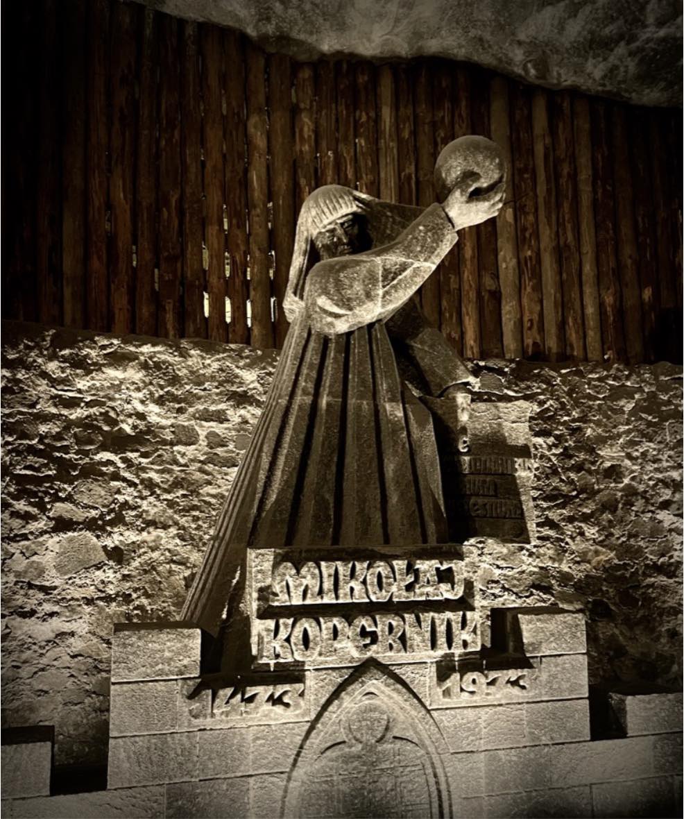 The Wieliczka salt mine, a true journey into the bowels of the earth/www.aufildeslieux.fr/Nicolas Copernic, statue sculptée dans le sel par Wladyslaw Hapek (1973) Photo © K.HIBBS