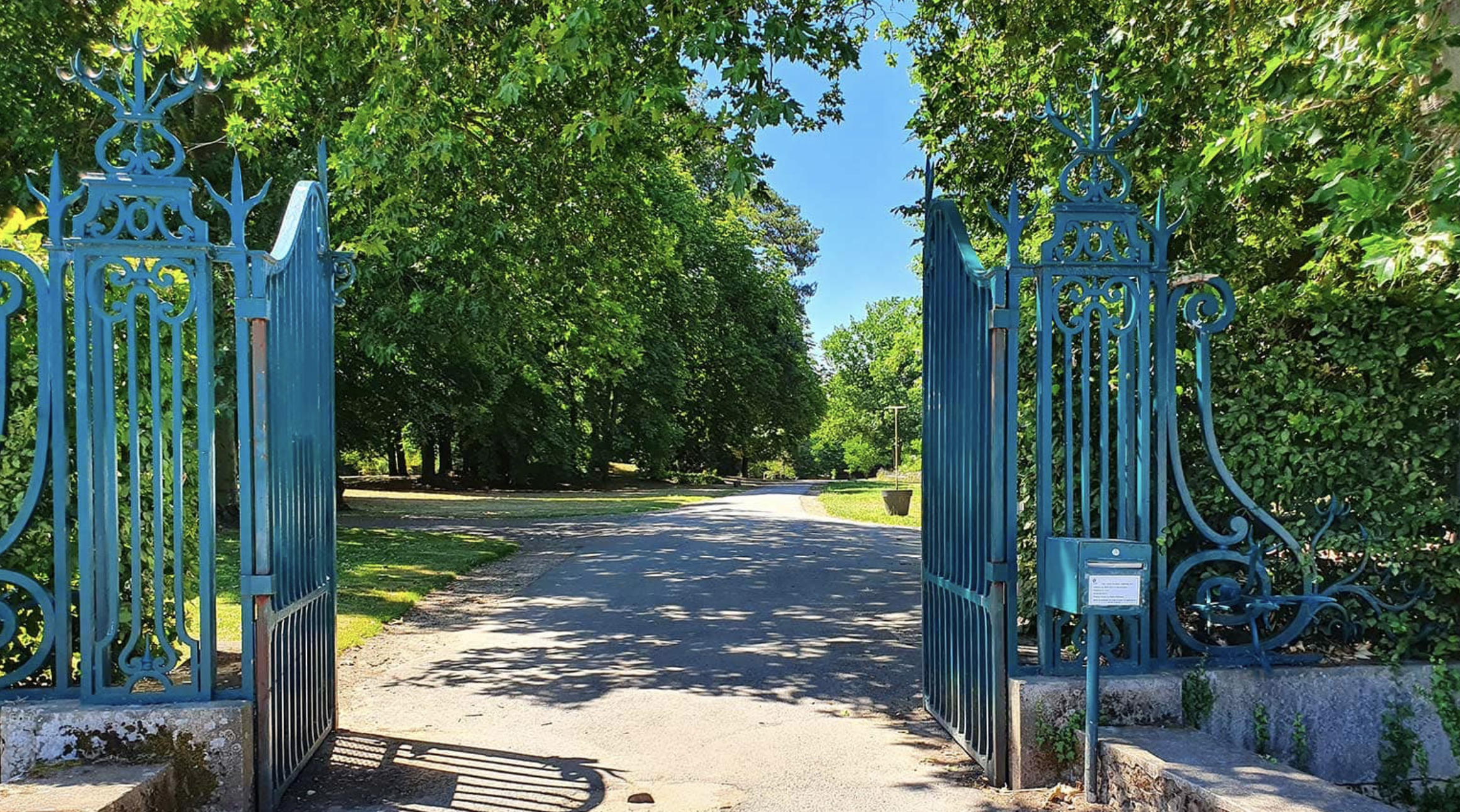 Le Bal des Ombres/www.aufildeslieux.fr/ Les grilles du château St-Jean-de Beauregard s'ouvrant sur l'allée principale du parc © Château de St-Jean de- Beauregard 
