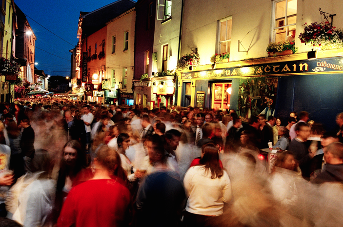  St Patrick's day à Galway/Shop street ©Tourisme Irlande