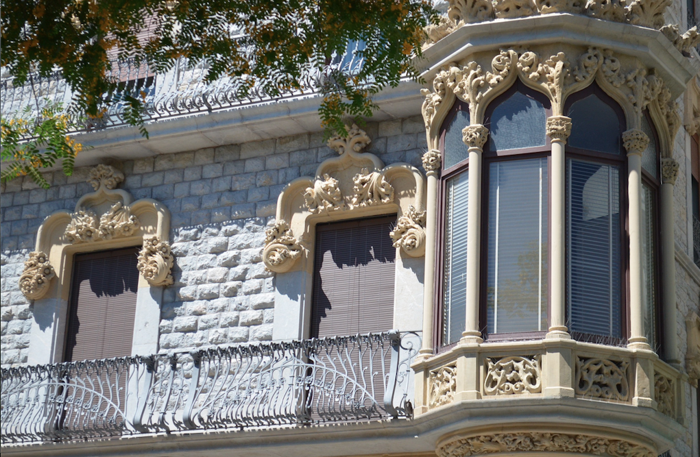  3 bonnes raisons d'aller à Tarragone/ aufildeslieux.fr/ façade moderniste de Ramon Salas©K.Hibbs