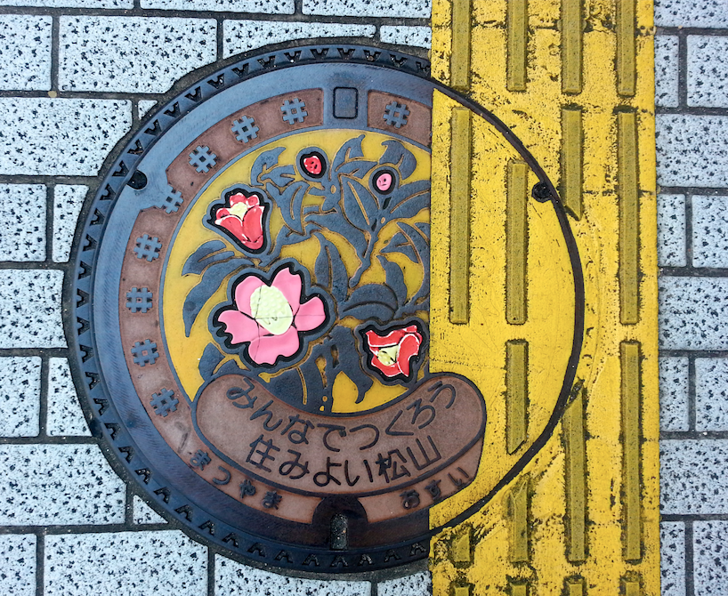 Japon contradictions/aufildeslieux.fr/ plaque d'égout à Matsuyama©Katherine HIBBS