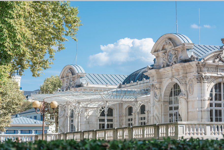 Vichy la magnifique/aufildeslieux.fr/Palais des congrès et cariatides-Vichy Destinations - © Xavier THOMAS 