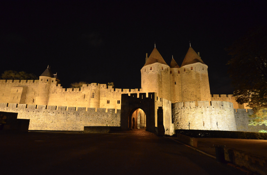 La Cité de Carcassonne et ses 7 châteaux sentinelles/aufildeslieux.fr/La Cité de Carcassonne illuminée ©K.HIBBS