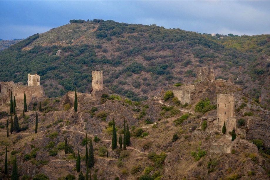 La Cité de Carcassonne et ses 7 châteaux sentinelles/aufildeslieux.fr/ Vue d'ensemble des 4 châteaux de Lastours ©K.HIBBS