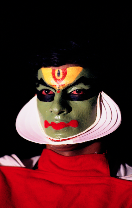 Maquillage d'un acteur de kathakali, 1971 © Suzanne Held