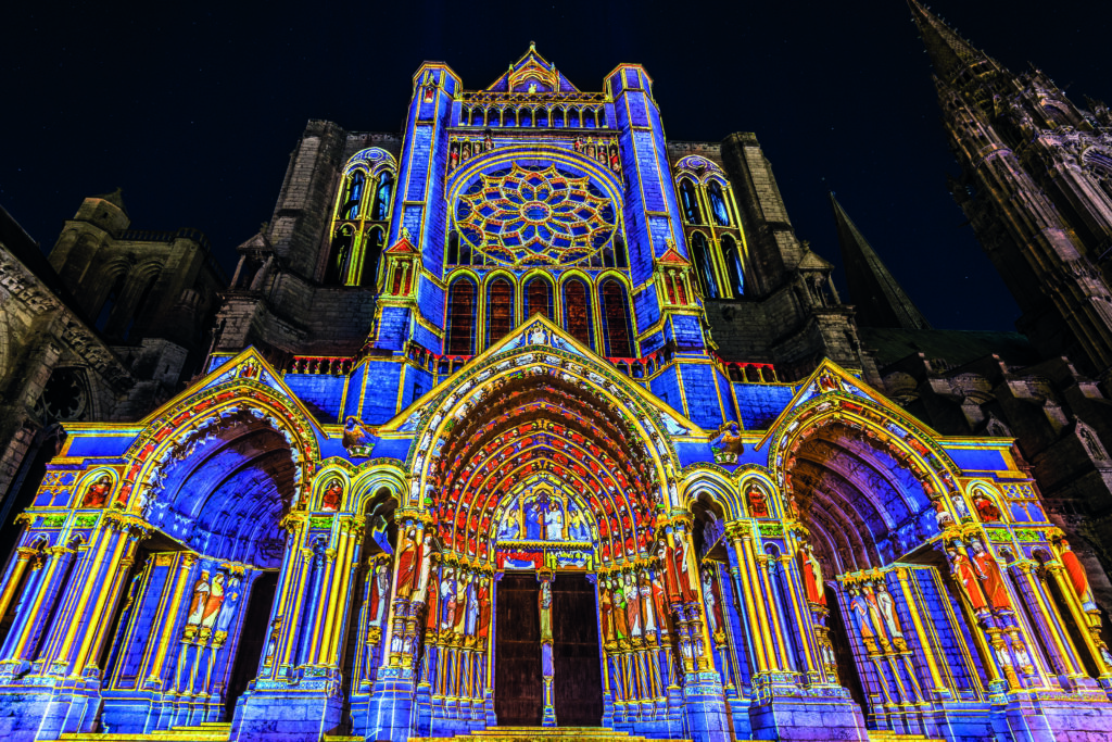 Chartres, la belle illuminée/www.aufildeslieux.fr/Cathédrale de Chartres-Portail nord ©VillesdeChartres_GroupementMartino©Spectaculaires,Allumeurs d'images
