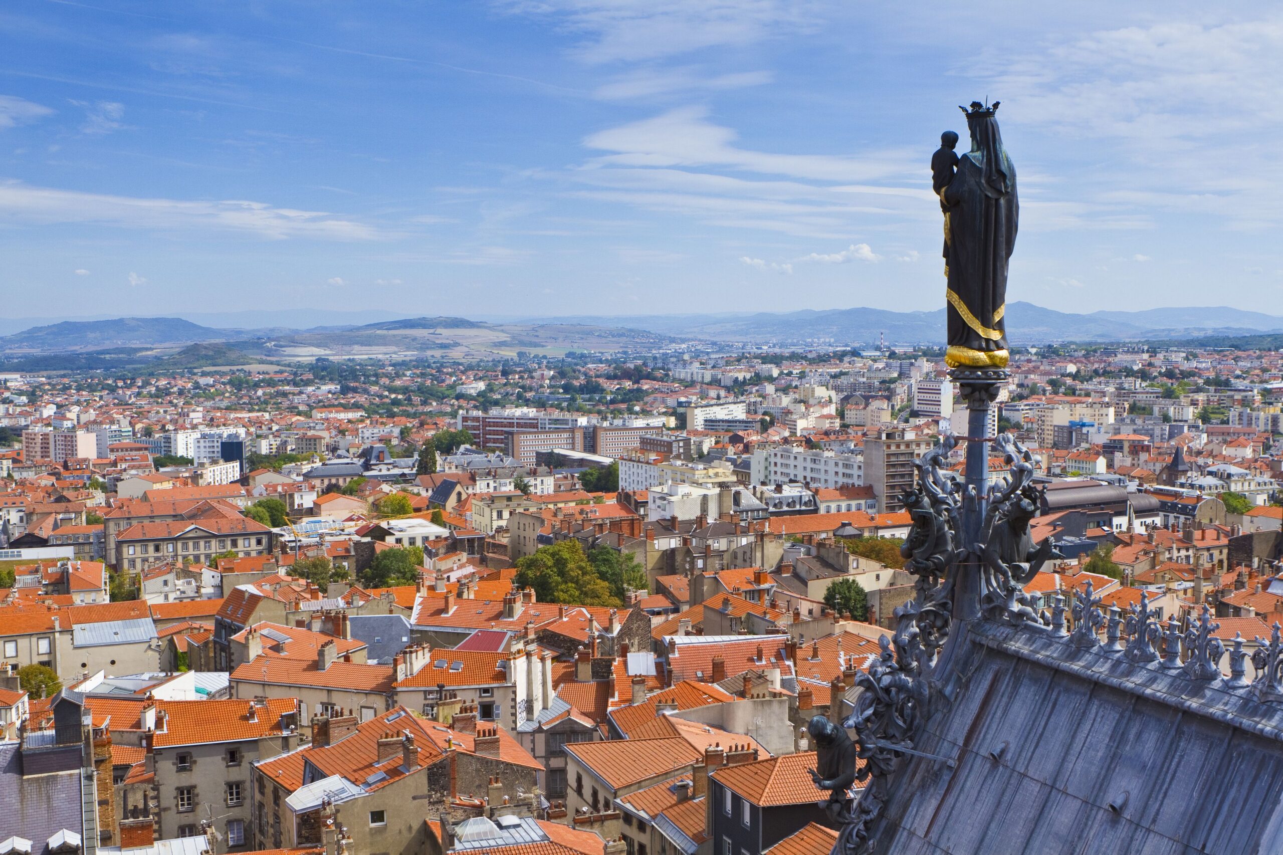 Clermont-Ferrand, entre volcans et patrimoine historique-www.aufildeslieux.fr/France, Puy-de-Dôme (63), Clermont-Ferrand, panorama depuis la cathédrale Notre-Dame-de-l'Assomption© Clermont Auvergne Tourisme