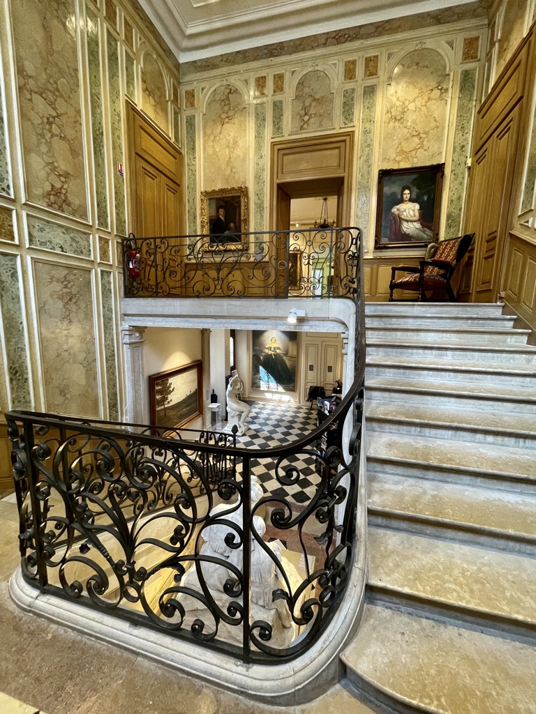 Arbois, dans les pas de Louis Pasteur/www.aufildeslieux.fr/Intérieur et entrée de l'Hôtel Sarret de Grozon à Arbois -Photo © K.HIBBS