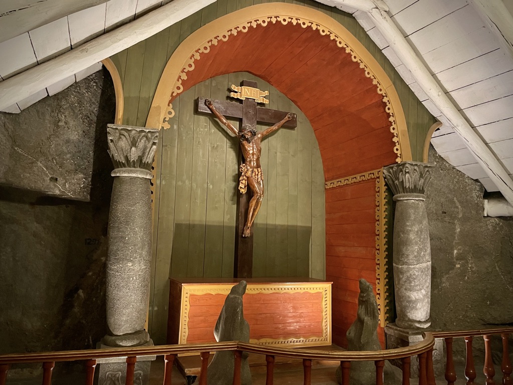 The Wieliczka salt mine, a true journey into the bowels of the earth/www.aufildeslieux.fr/Chapelle de la Ste Croix, the crucified Christ in the altar, 19th-century wooden sculpture. Photo© K.HIBBS