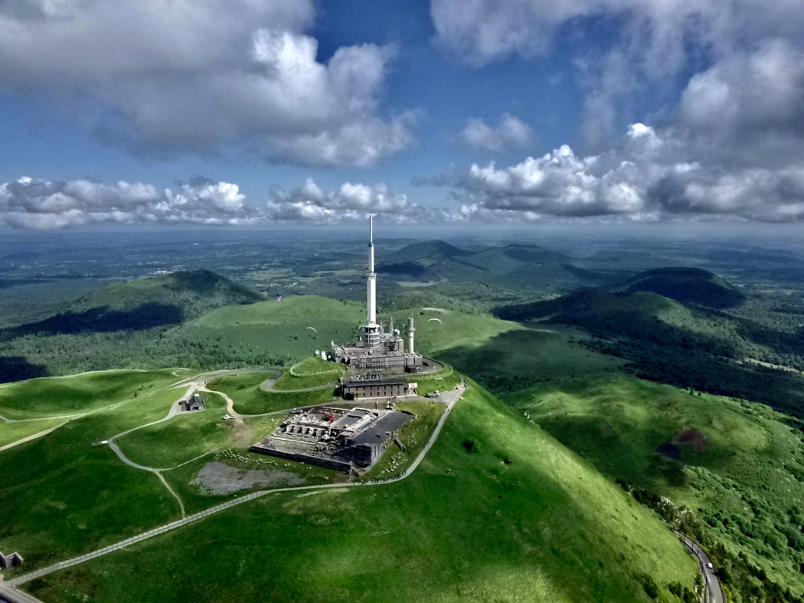 Clermont-Ferrand, entre volcans et patrimoine historique-www.aufildeslieux.fr/Site d'émission du puy de Dôme et temple de Mercure © Elsa Hibbs