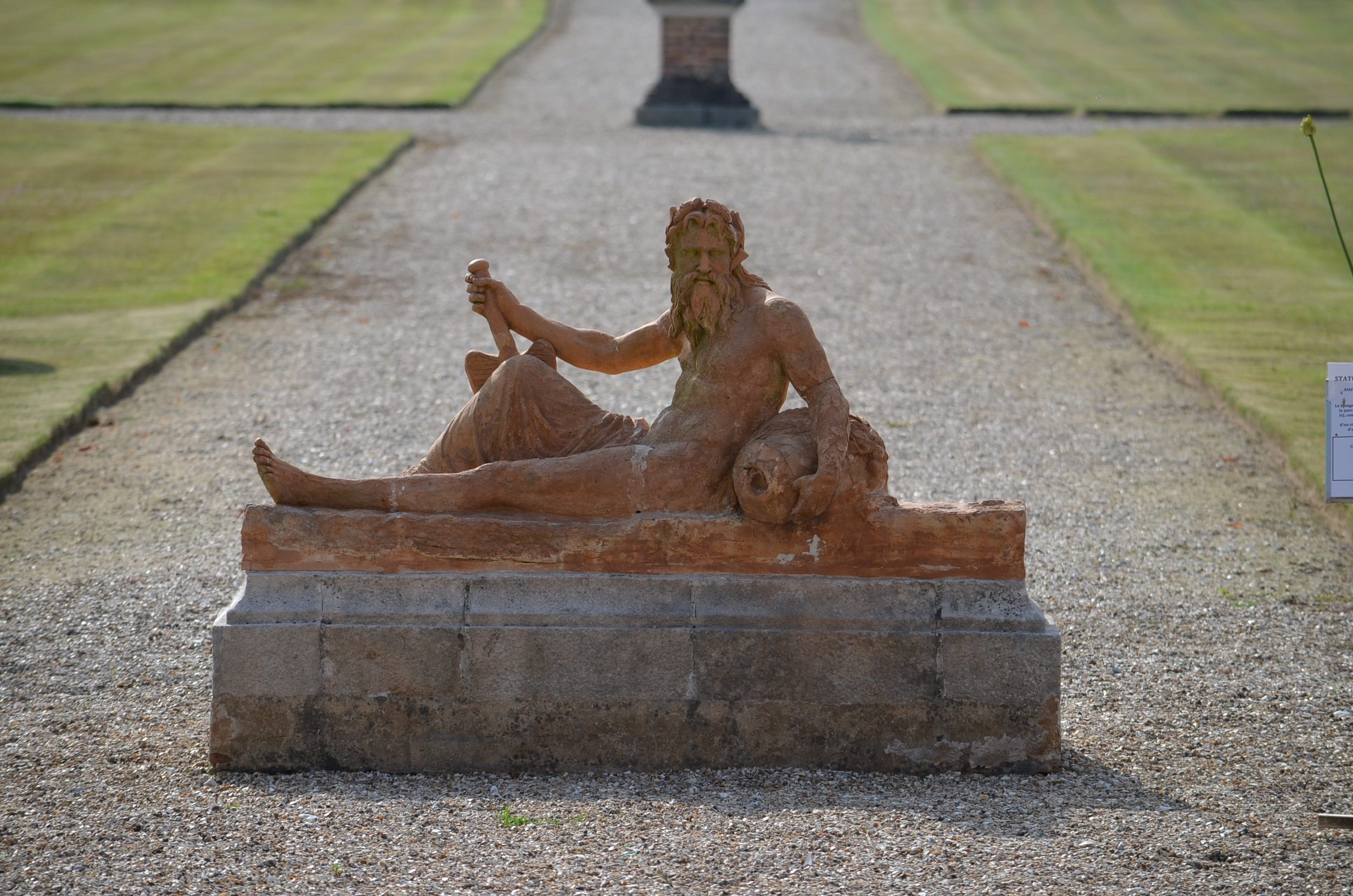 rêves de jardins en Seine-Maritime/aufildeslieux.fr/ statuaire du château de Mesnil Geoffroy© K.Hibbs