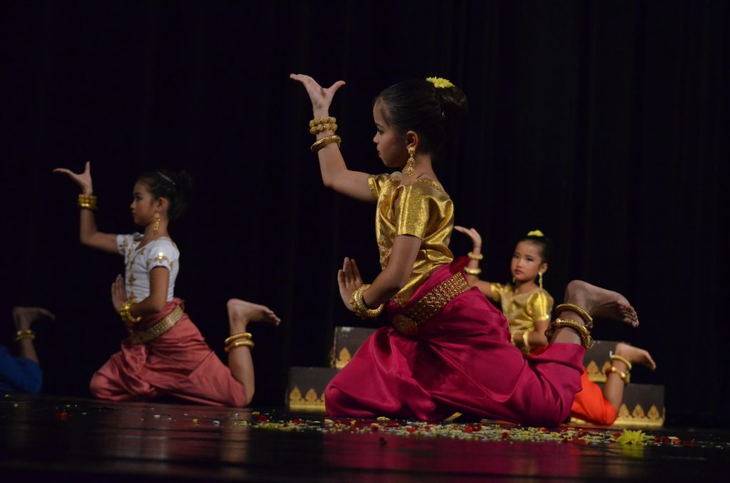  La 20 ème édition du Festival de cerf-volant de Dieppe /aufildeslieux.fr/ Les danseuses du ballet Royal du Cambodge©K.Hibbs