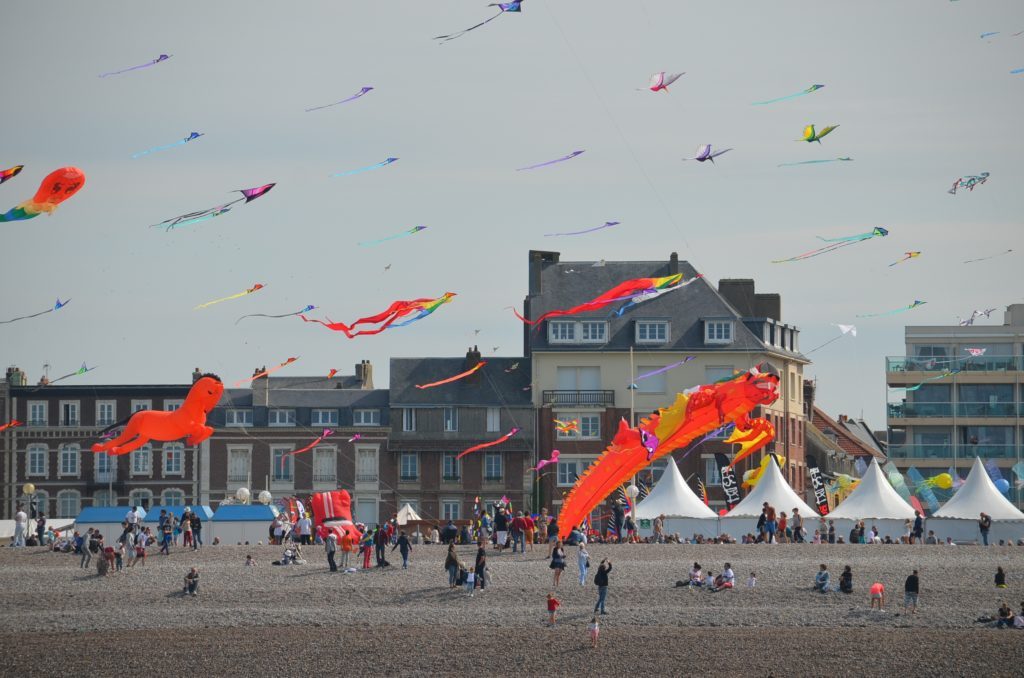  La 20 ème édition du Festival de cerf-volant de Dieppe /aufildeslieux.fr/ Le festival vu de la mer©K.Hibbs