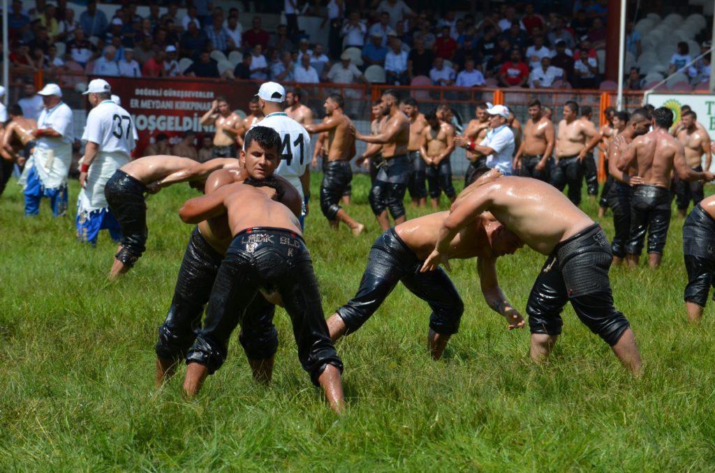  Les merveilles d'Edirne/aufildeslieux.fr/Lutteurs et juges durant le combat au Festival de Kirkpinar©K.HIBBS