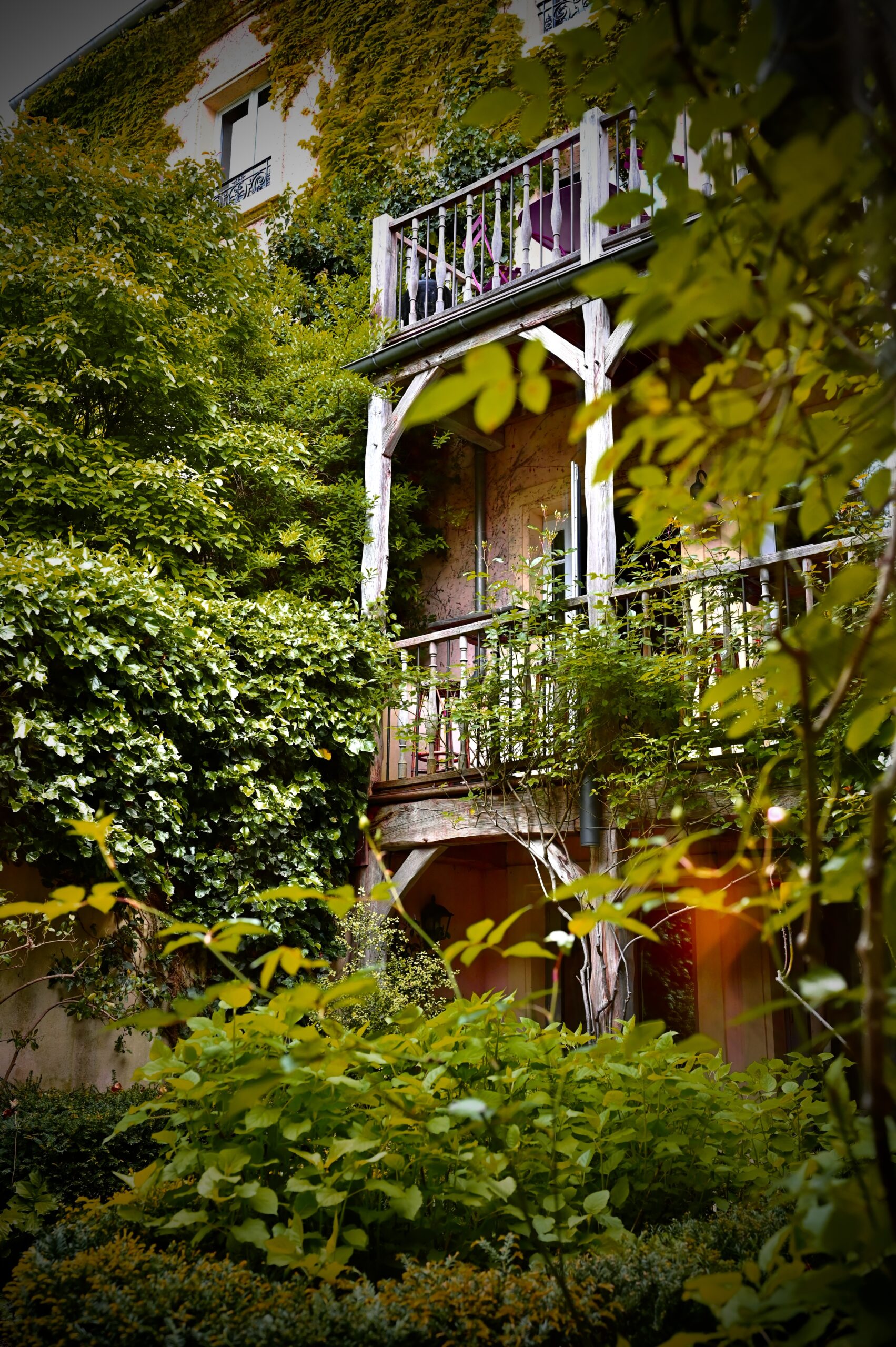 Les Etangs de Corot ****/www.aufildeslieux.fr/Vue sur le patio intérieur de l'hôtel - Photo © Elsa HIBBS