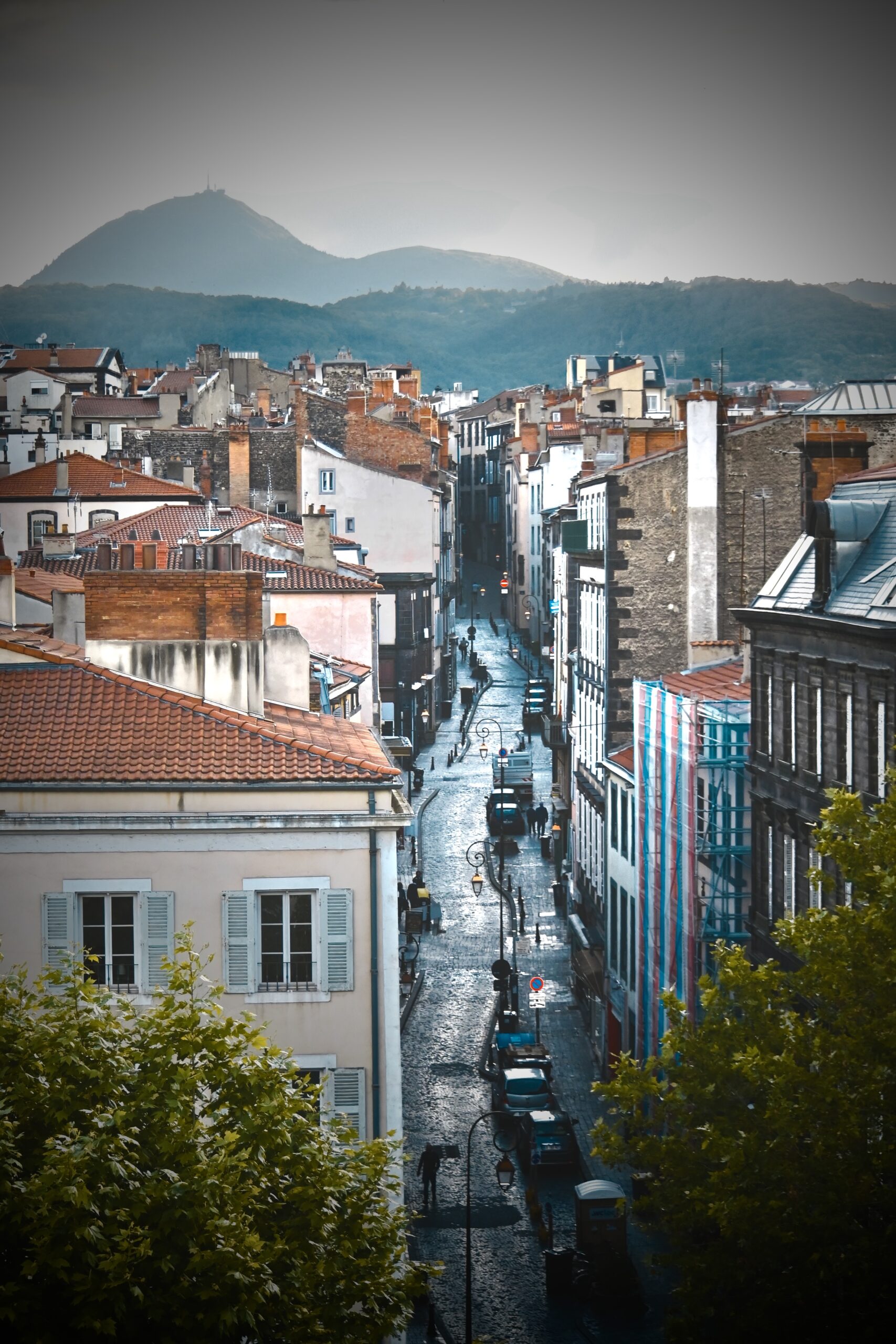 Clermont-Ferrand, entre volcans et patrimoine historique-www.aufildeslieux.fr/Vue sur les rues de Clermont et sur le Puy © Katherine HIBBS