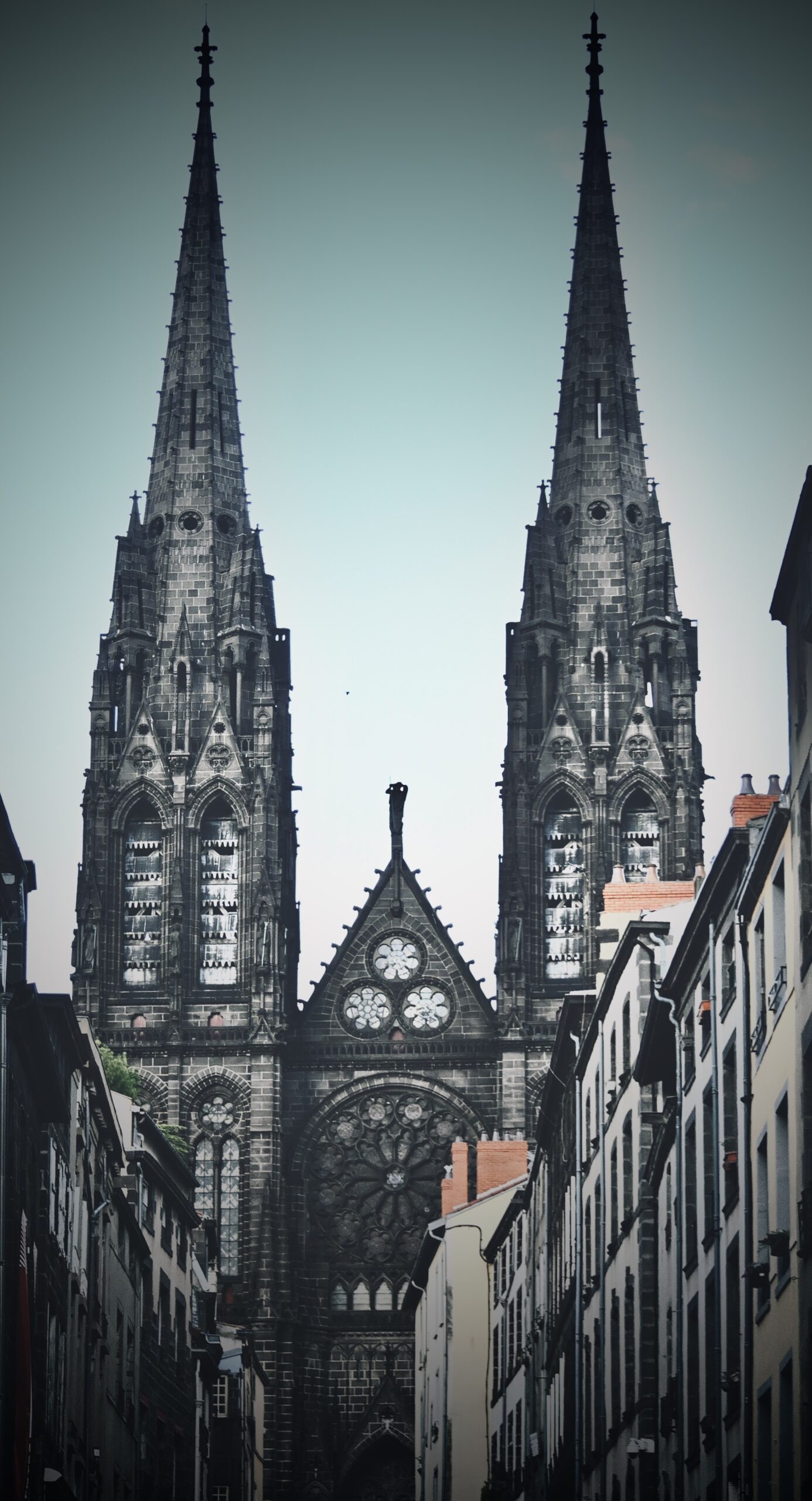 Clermont-Ferrand, entre volcans et patrimoine historique-www.aufildeslieux.fr/Notre-Dame-de-l’Assomption © Elsa Hibbs