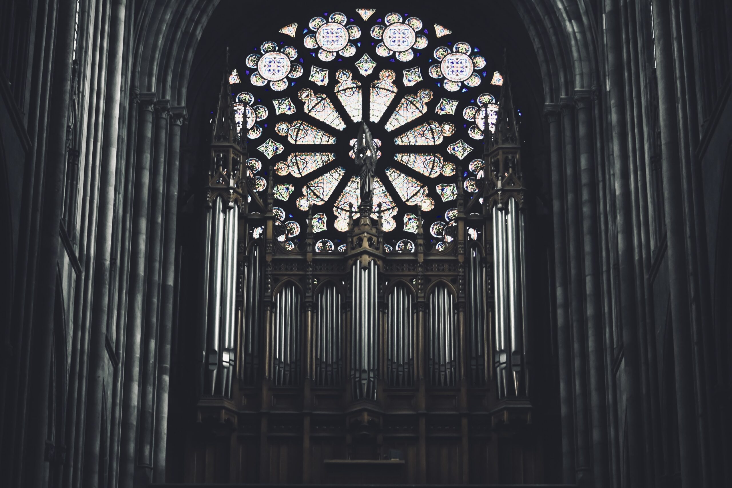 Clermont-Ferrand, entre volcans et patrimoine historique-www.aufildeslieux.fr/Rosace et orgue dans Notre-Dame-de-l’Assomption © Elsa Hibbs