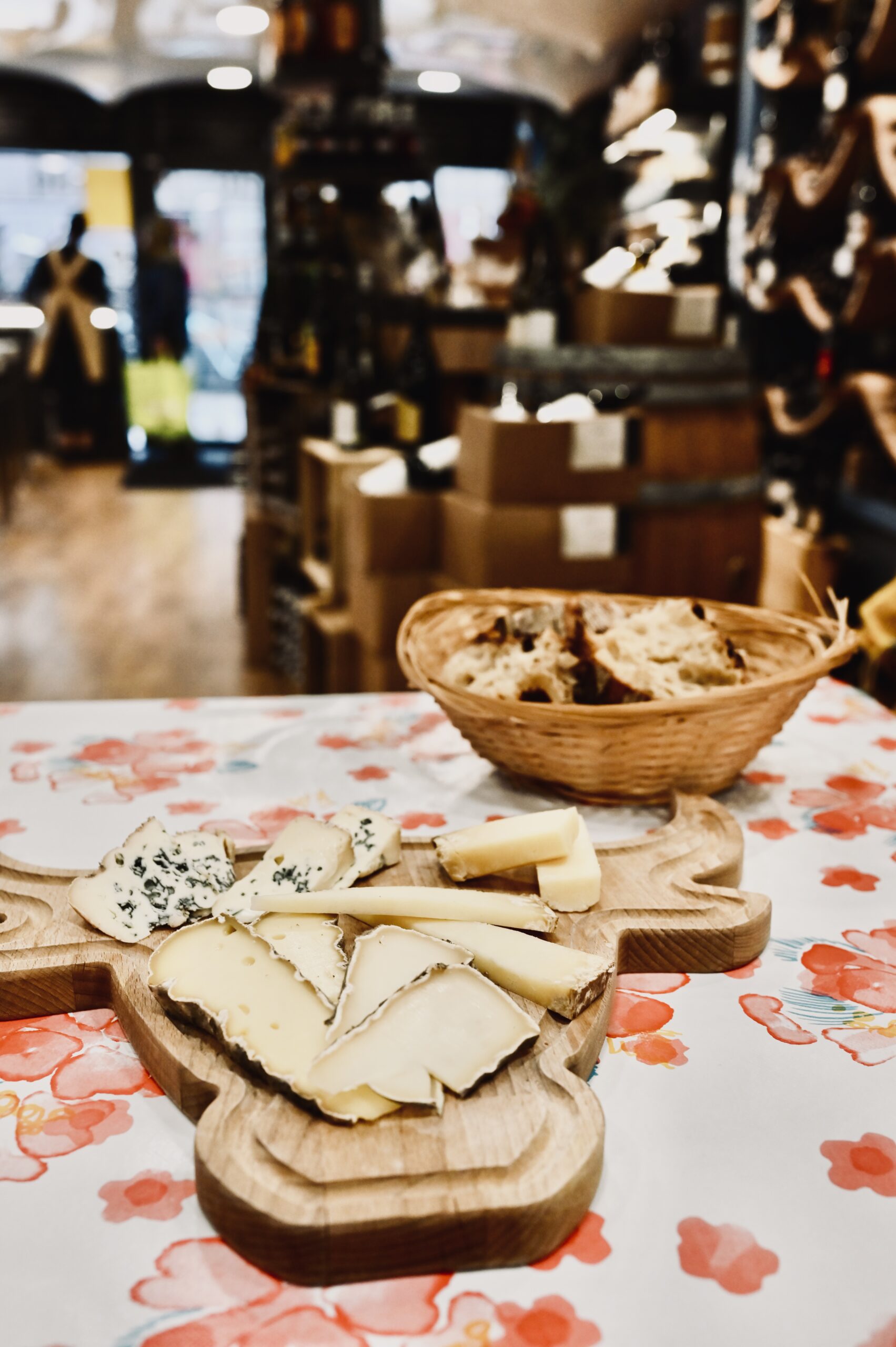 Clermont-Ferrand, entre volcans et patrimoine historique-www.aufildeslieux.fr/Plateau de fromages auvergnats © Elsa Hibbs