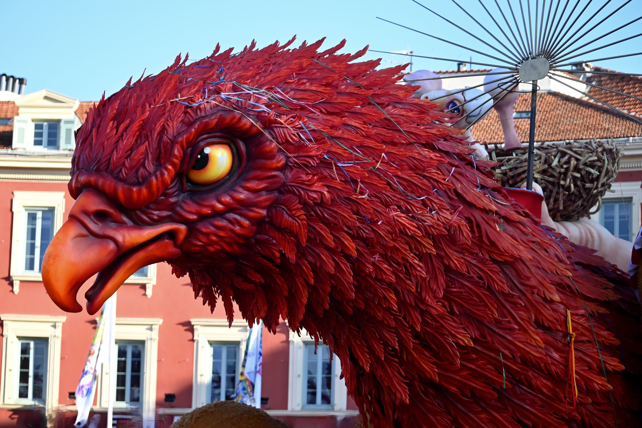 Le Carnaval des retrouvailles à Nice/ aufildeslieux.fr/Détail tête d'aigle du char du Roi des animaux réalisé par Pierre Povigna©K.Hibbs