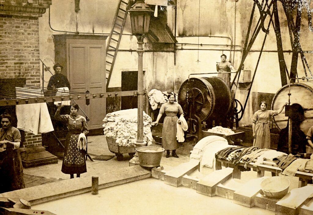 Le musée des Soieries Bonnet/www.aufildeslieux.fr/ Jeunes ouvrières travaillant à l'usine- Fonds d'archives photographiques Musées de l'Ain