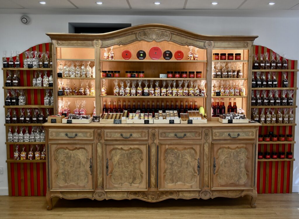 La Dombes aux mille étangs/www.aufildeslieux.fr/Présentation produits de Vincent Durant sur meuble traditionnel de Bresse © F.Bereziat