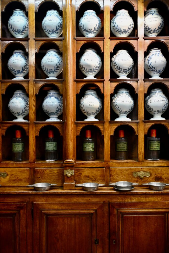 La Dombes aux mille étangs/www.aufildeslieux.fr/L'Apothicairerie de l'ancien hôpital de Châtillon-sur-Chalaronne © Photo F.Bereziat